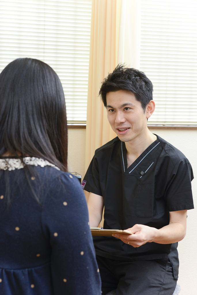 ゐろは鍼漢院 院長 池内公（問診の様子）